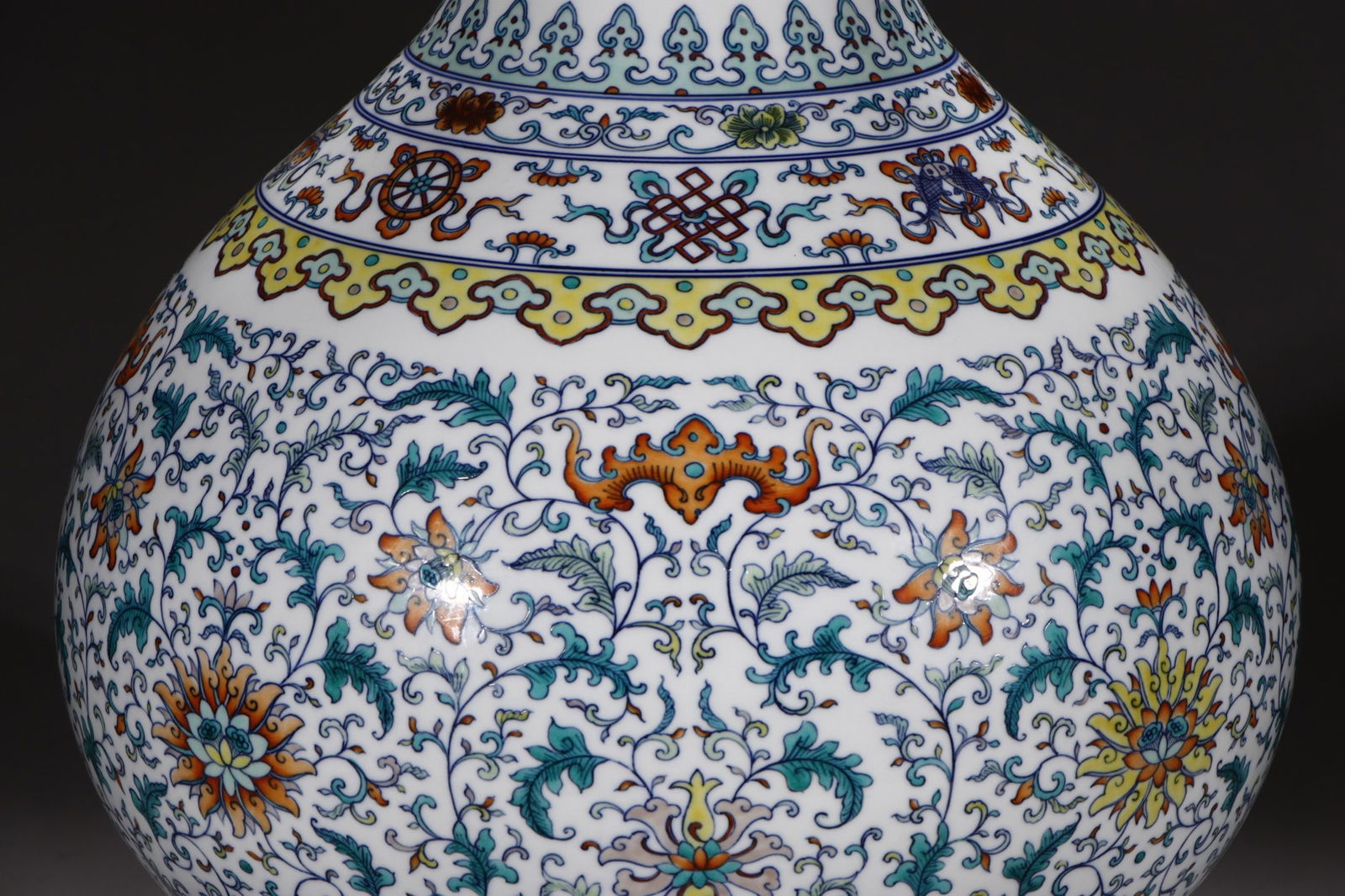 An Exquisite Doucai Lotus Pattern Vase - 5