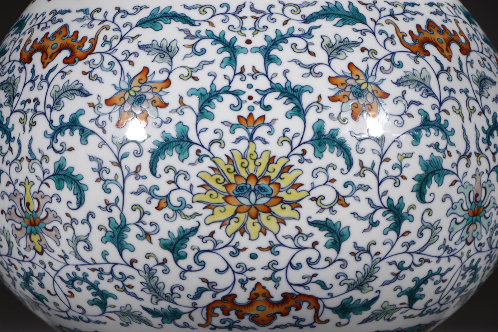 An Exquisite Doucai Lotus Pattern Vase - 6