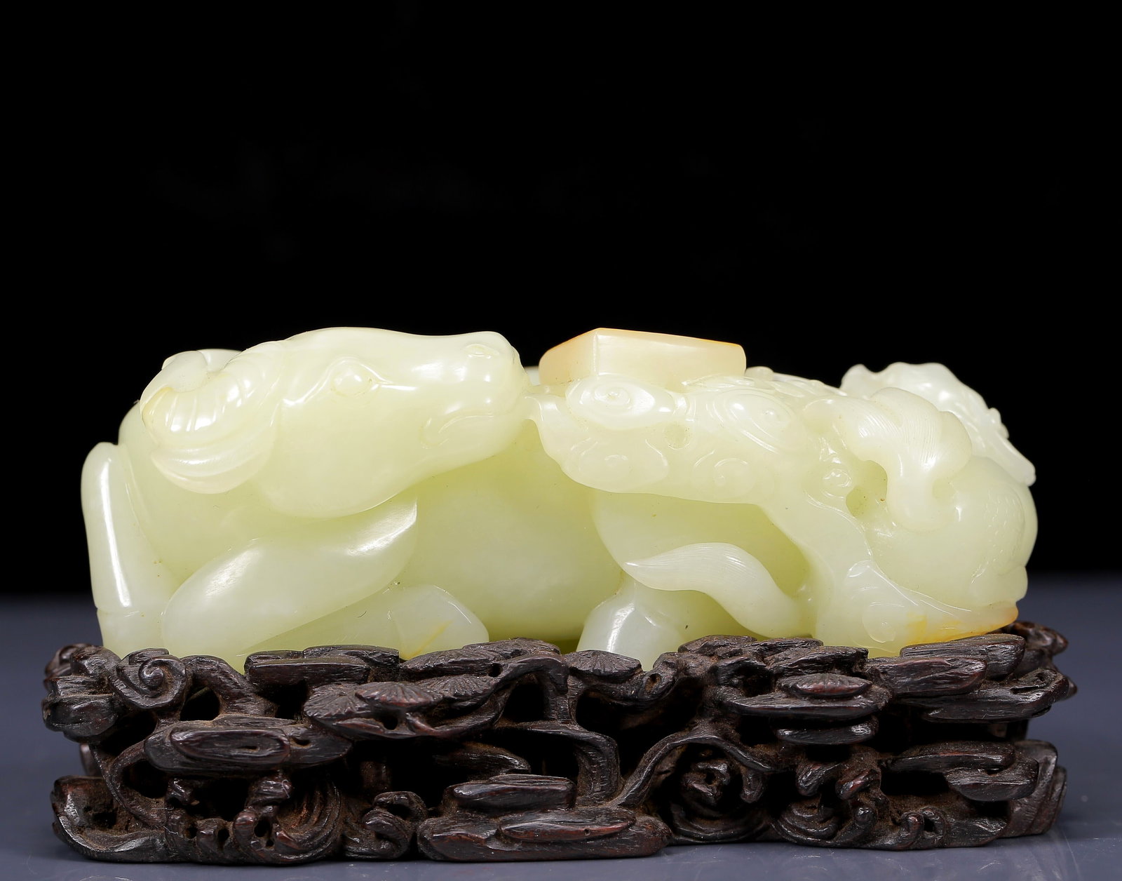 An Exquisite White Jade Buffalo Ornament: An Exquisite White Jade Buffalo Ornament, Qing Dynasty, China,Size: 5.5inx2.8inx2in,Weight:855g 白玉牛摆件，清代
