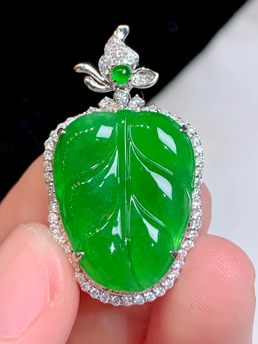 An Exquisite 18k Gold Diamond Inlaid Jadeite Pendant: An Exquisite 18k Gold Diamond Inlaid Jadeite Pendant,Size(Loose Stone):0.8inx0.6in 18k金钻镶嵌翡翠吊坠