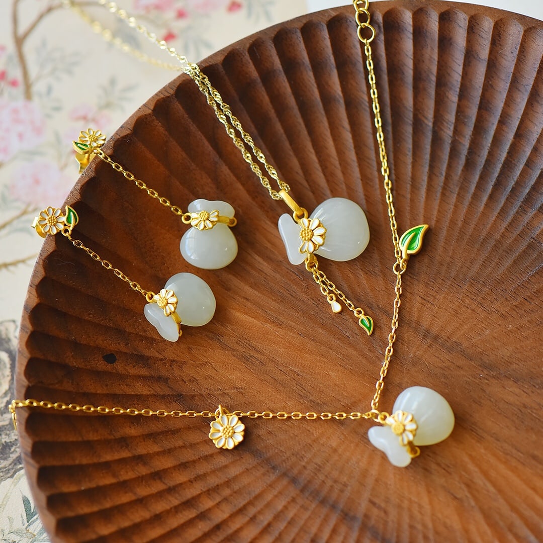 A Set of Fine Sterling Silver-Gold Plated Inlaid White Jade Jewelrys: A Set of Fine Sterling Silver-Gold Plated Inlaid White Jade Jewelrys,Size:(Pendant)0.6inx0.7in,(Earrings)0.4inx0.5in,(Bracelets)0.6inx0.7in 一套纯银镀金镶