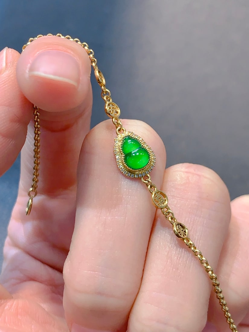 An Exquisite 18k Gold Diamond Inlaid Jadeite Bracelet: An Exquisite 18k Gold Diamond Inlaid Jadeite Bracelet,Size(Loose Stone):0.3inx0.2inx0.1in 18k金钻镶嵌翡翠手链