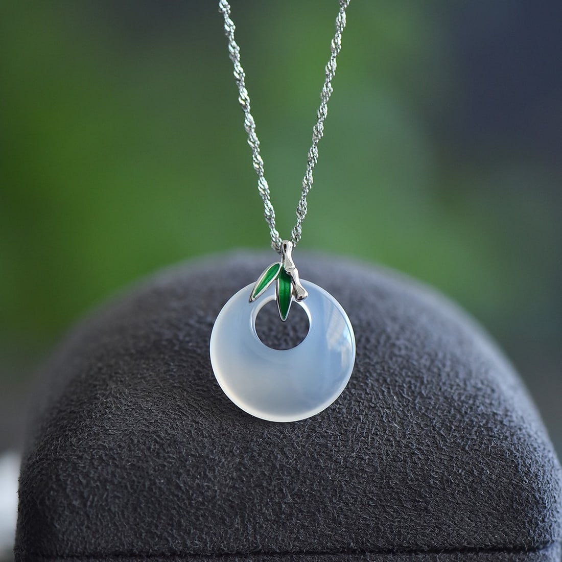 An Exquisite Sterling Silver Inlaid Agate Pendant: An Exquisite Sterling Silver Inlaid Agate Pendant,Size:0.8inx0.8in 纯银镶玛瑙吊坠