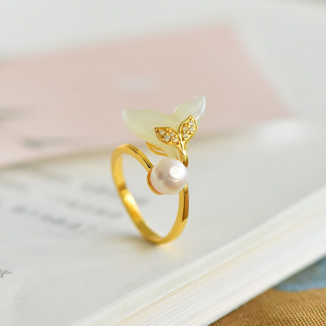 An Exquisite Sterling Silver-Gold Plated Inlaid White Jade Ring, Inlaid Pearl: An Exquisite Sterling Silver-Gold Plated Inlaid White Jade Ring, Inlaid Pearl, 纯银镀金镶白玉戒指，嵌珍珠