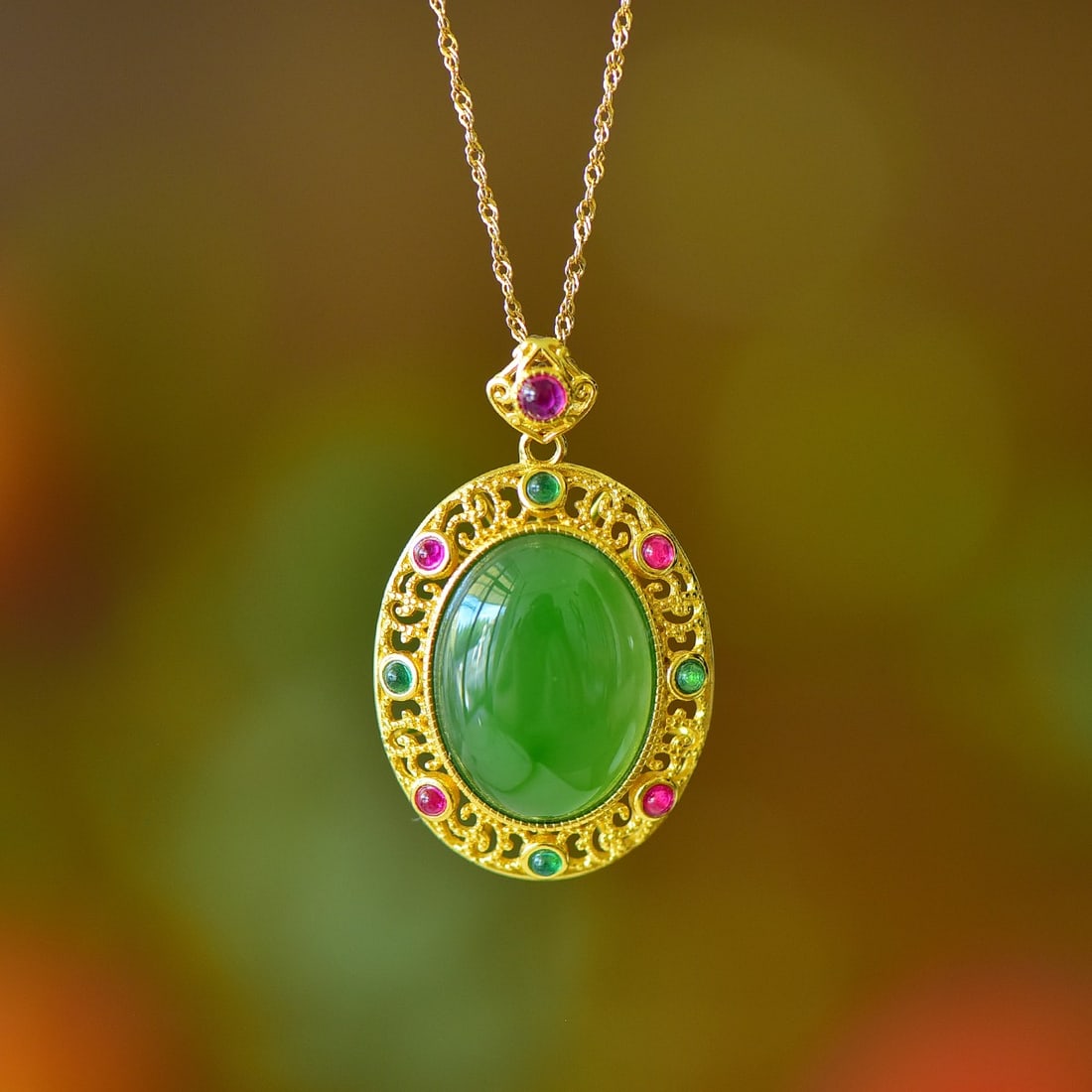 An Exquisite Sterling Silver-Gold Plated Inlaid Jasper Pendant,Inlaid Gems: An Exquisite Sterling Silver-Gold Plated Inlaid Jasper Pendant,Inlaid Gems,Size:0.6inx0.8in 纯银镀金镶碧玉吊坠,嵌宝石