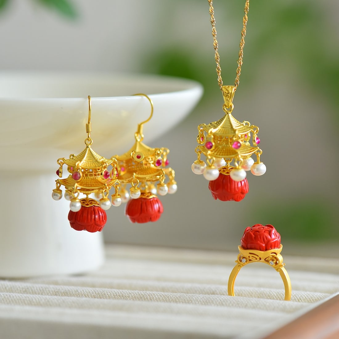 A Set of Fine Sterling Silver-Gold Plated Inlaid Cinnabar Jewelrys,Inlaid Pearls: A Set of Fine Sterling Silver-Gold Plated Inlaid Cinnabar Jewelrys,Inlaid Pearls,Size:(Pendant)0.5inx0.5in,(Earrings)0.5inx0.5in,(Ring)0.5inx0.5in 寓意:雍容华贵,