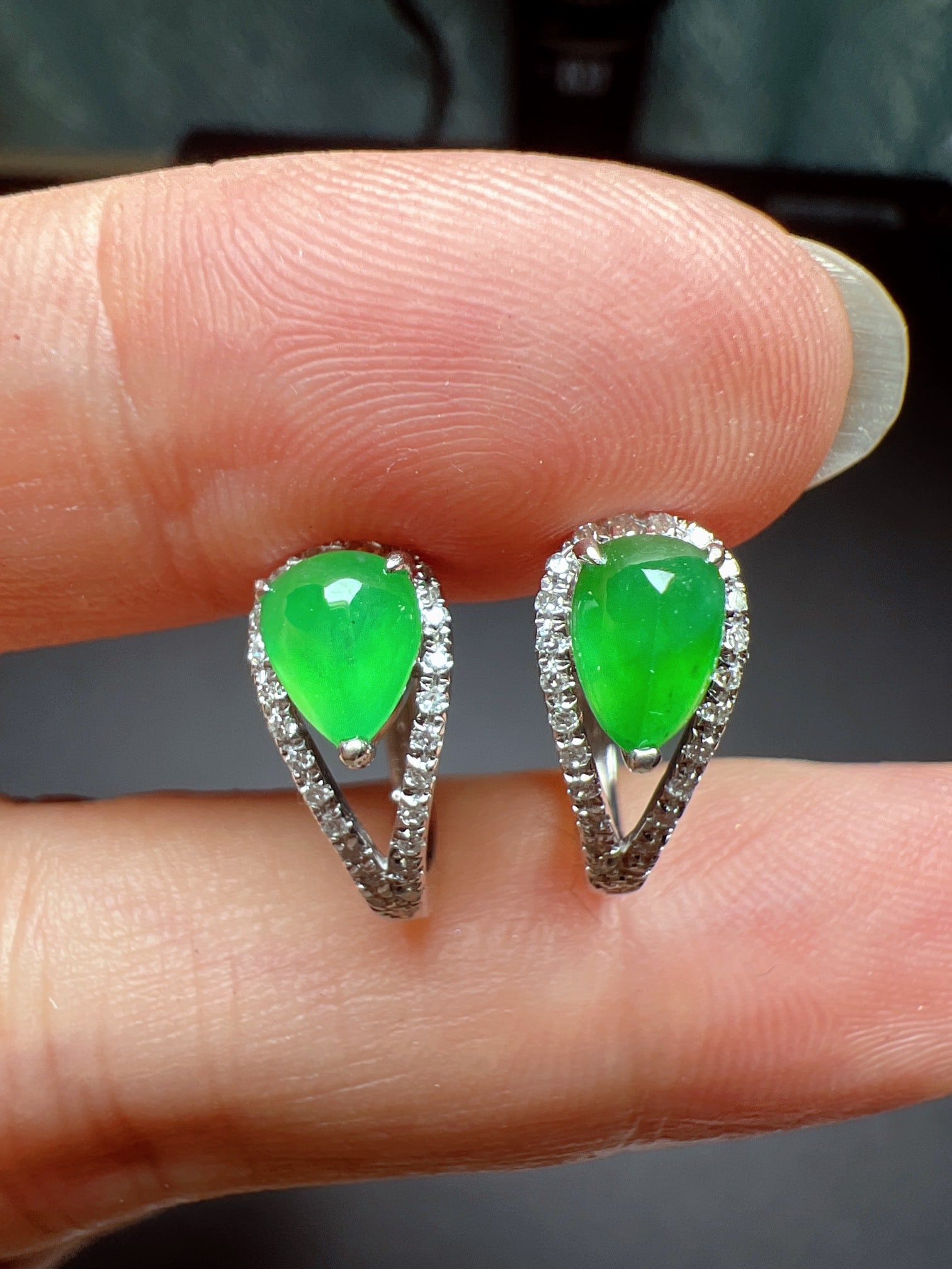 A Pair of Exquisite 18k Gold Diamond Inlaid Jadeite Earrings: A Pair of Exquisite 18k Gold Diamond Inlaid Jadeite Earrings,Size(Loose Stone):0.2inx0.2inx0.2in 一对18k金钻镶嵌翡翠耳环