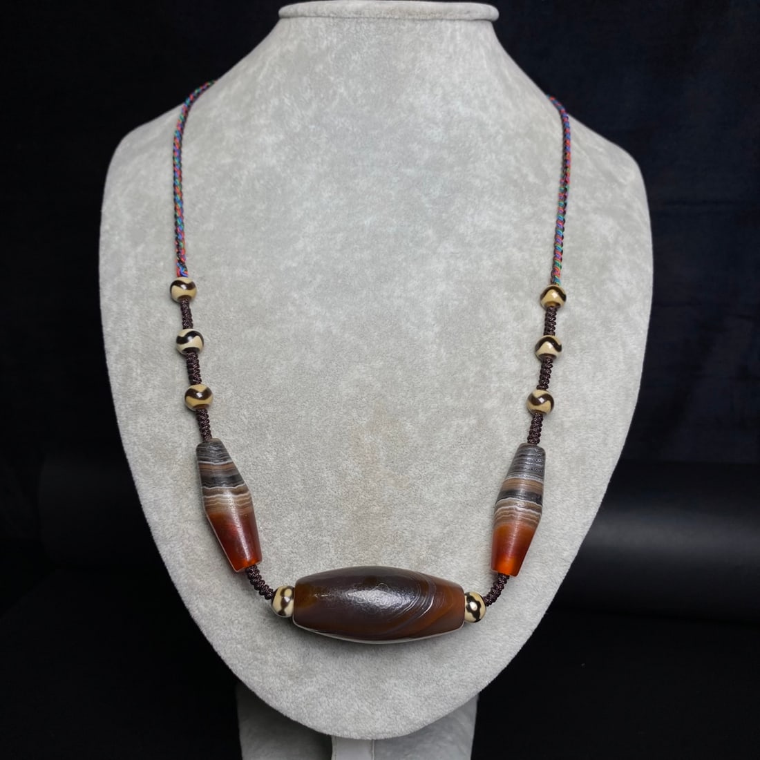 A Precious Agate Necklace - 8