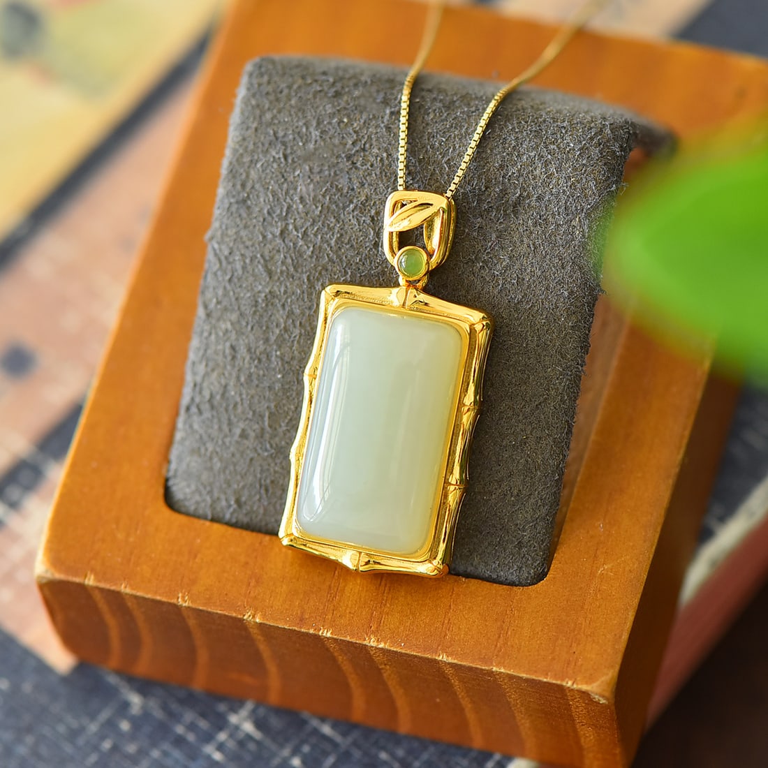 An Exquisite Sterling Silver-Gold Plated Inlaid White Jade Necklace,Inlaid Jasper: An Exquisite Sterling Silver-Gold Plated Inlaid White Jade Necklace,Inlaid Jasper,Size:0.6inx1.4in 纯银镀金镶白玉项链,嵌碧玉