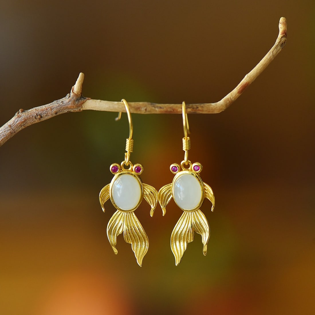 A Pair of Exquisite Sterling Silver-Gold Plated Inlaid White Jade Earrings: A Pair of Exquisite Sterling Silver-Gold Plated Inlaid White Jade Earrings,Size:0.2inx0.3in 一对纯银镀金镶白玉耳环