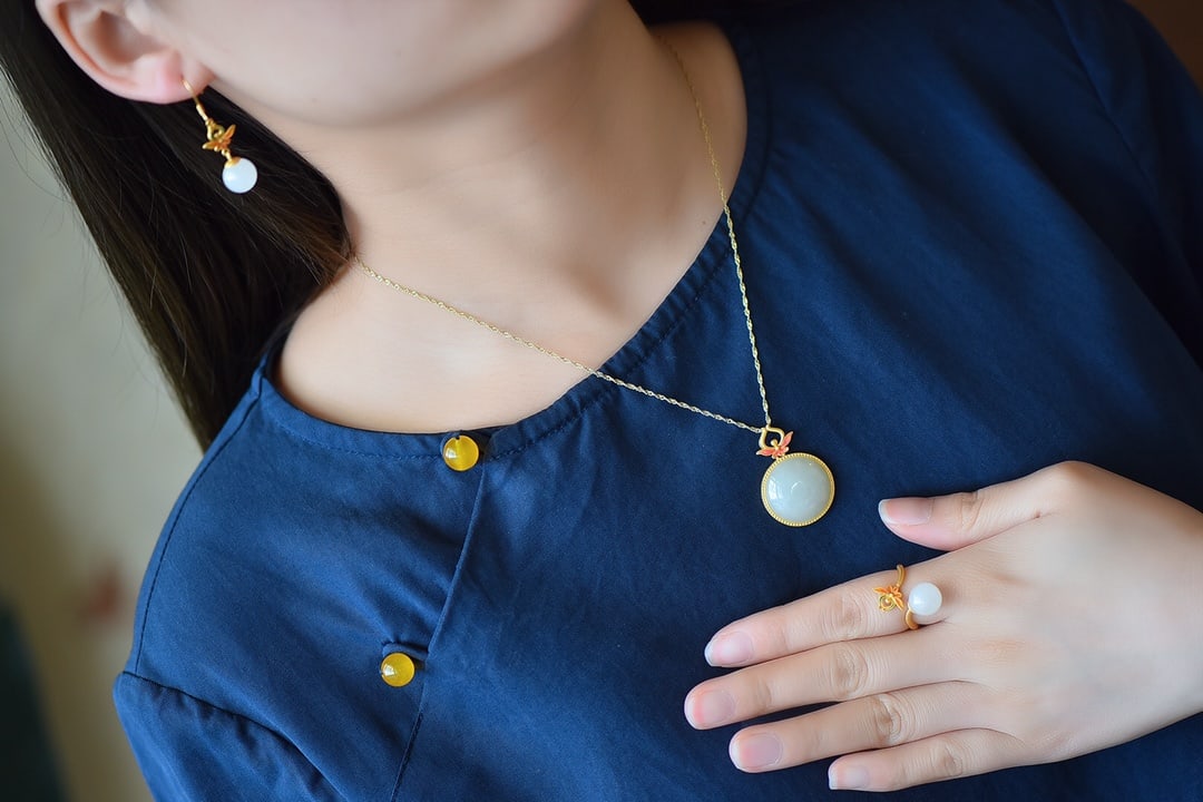 A Set of Fine Sterling Silver-Gold Plated Inlaid White Jade Jewelrys: A Set of Fine Sterling Silver-Gold Plated Inlaid White Jade Jewelrys,Size:(Pendant)0.8inx0.8in,(Earrings)0.4inx0.4in,(Ring)0.4inx0.4in 一套纯银镀金镶白&