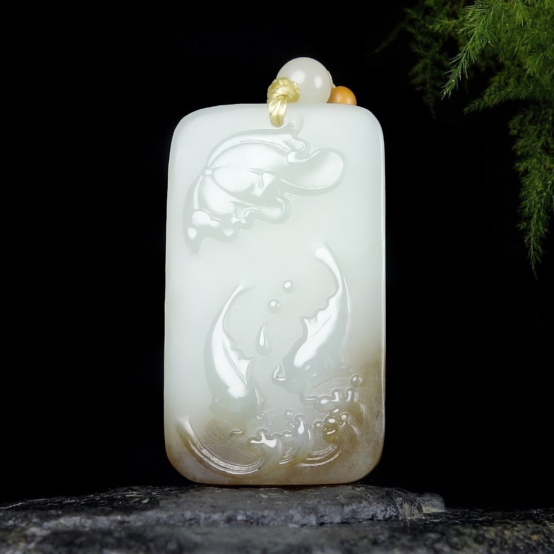 An Exquisite White Jade Fish Pattern Pendant: An Exquisite White Jade Fish Pattern Pendant,Size:1.6inx0.9inx0.3in 白玉鱼纹挂件