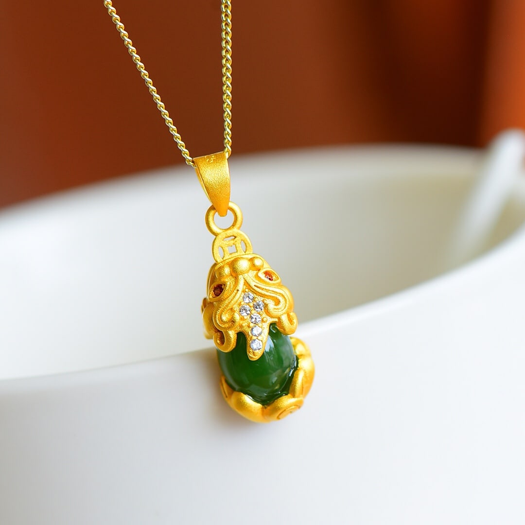 An Exquisite Sterling Silver-Gold Plated Inlaid Jasper Pendant , Inlaid Diamond: Sterling Silver-Gold Plated Inlaid Jasper Pendant , Inlaid Diamond , Size :0.3inx0.4in 