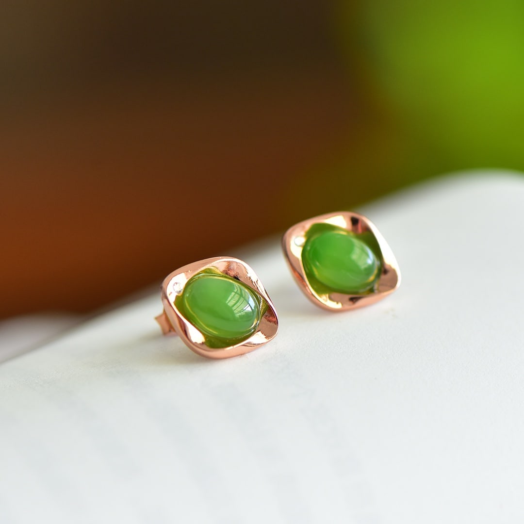 A Pair of Exquisite Sterling Silver-Gold Plated Inlaid Jasper Earrings: A Pair of Exquisite Sterling Silver-Gold Plated Inlaid Jasper Earrings 一对纯银镀金镶碧玉耳环