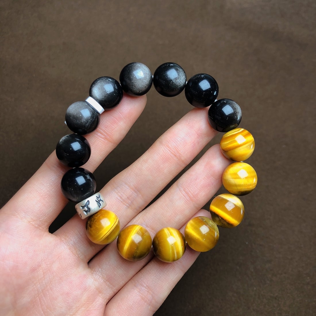 An Exquisite Silver Sheen Obsidian Bracelets: An Exquisite Silver Sheen Obsidian Bracelets,Size:0.5in,0.5in,Weight:38.5g 银曜石手串