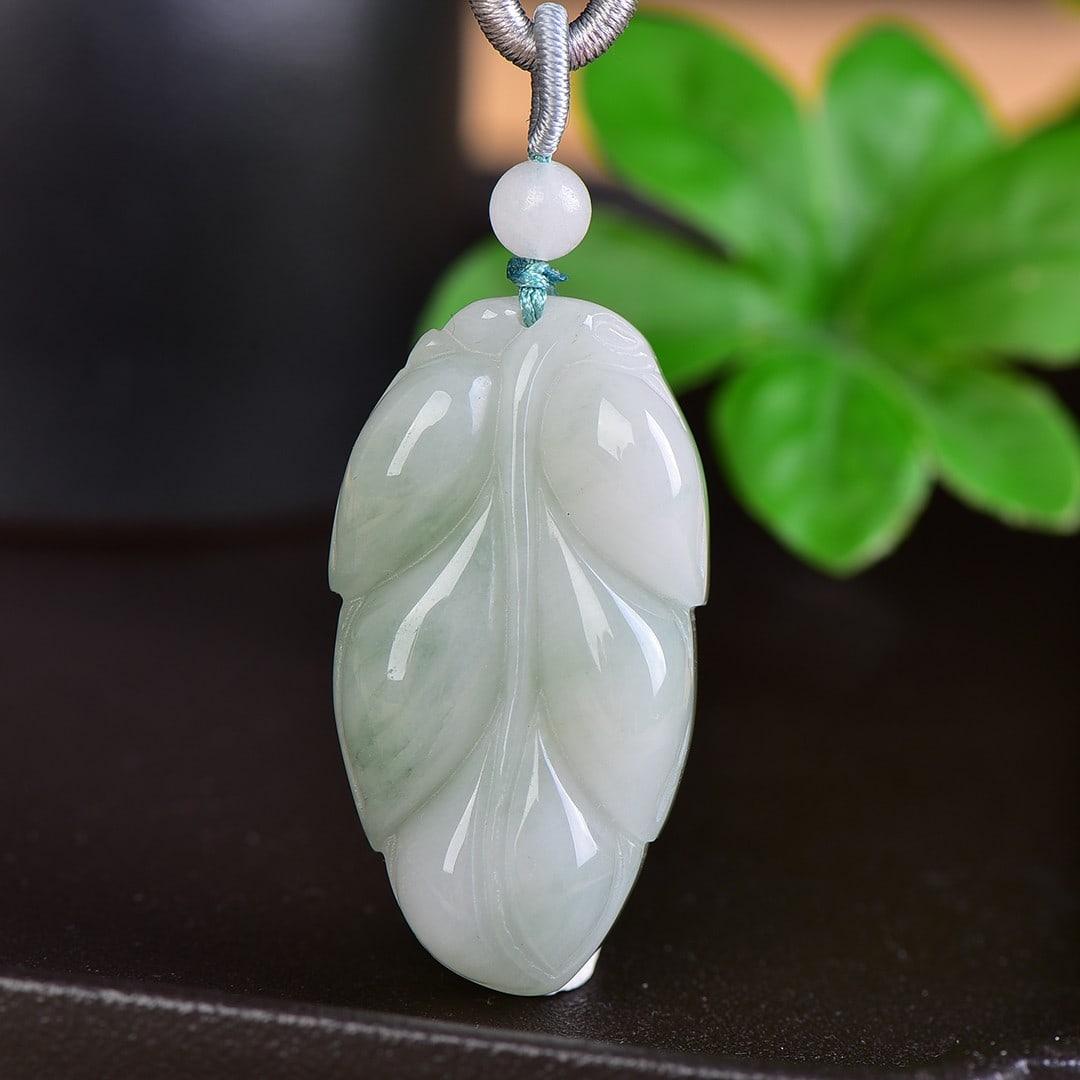 An Exquisite Jadeite Pendant - 2