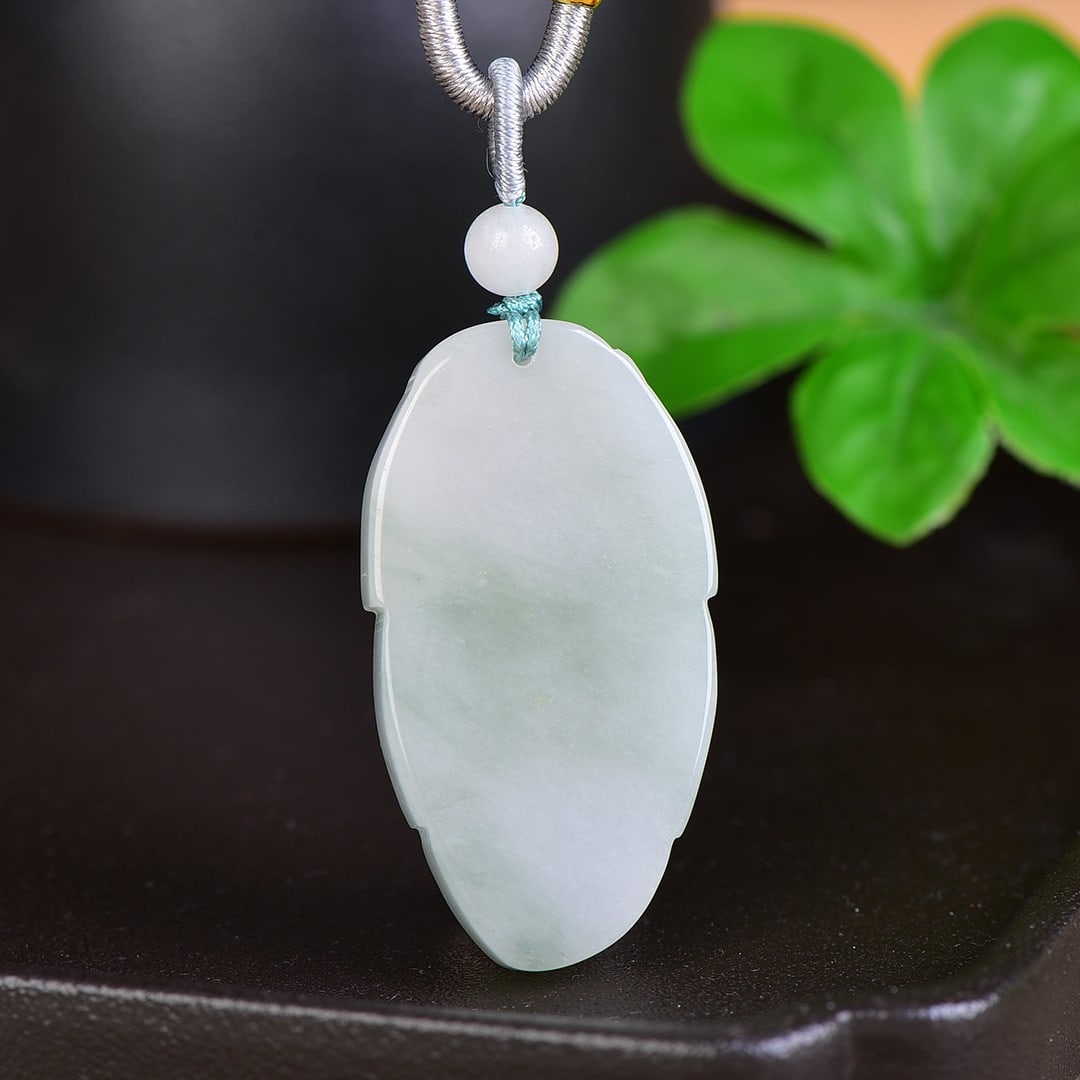 An Exquisite Jadeite Pendant - 3