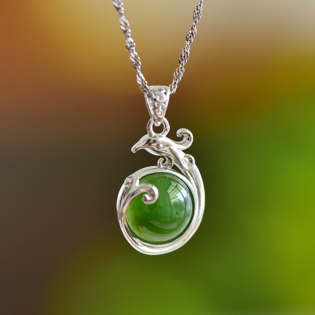 An Exquisite Sterling Silver Inlaid Jasper Pendant: An Exquisite Sterling Silver Inlaid Jasper Pendant 纯银镶碧玉项链