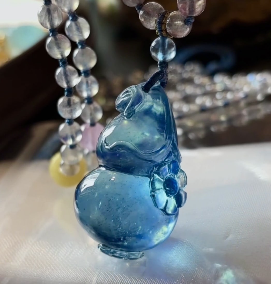 An Exquisite Aquamarine Gourd Necklace: An Exquisite Aquamarine Gourd Necklace,Size:1.4inx0.9inx0.7in,Weight:32g 海蓝宝葫芦吊坠