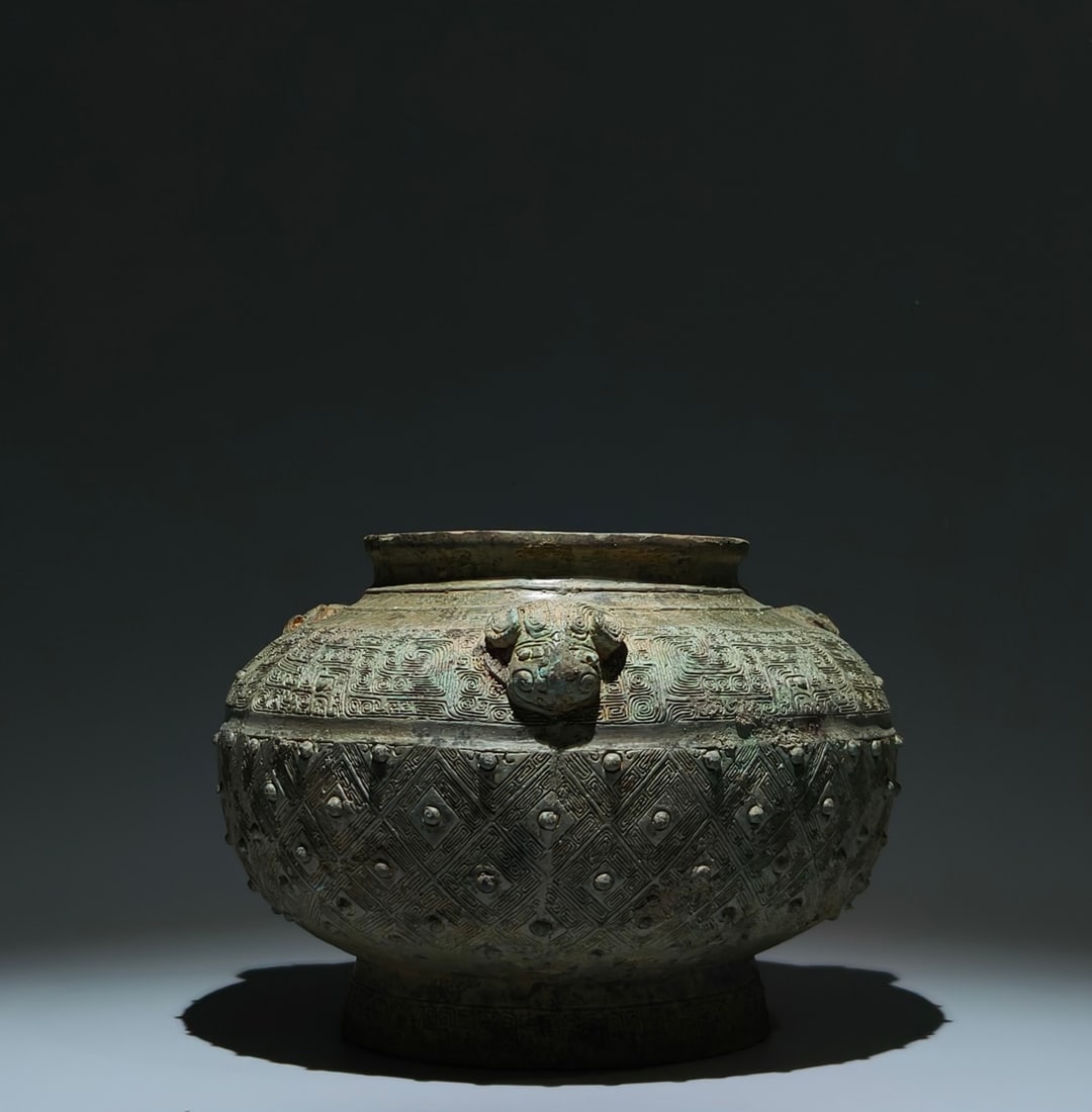 An Archaic Bronze Cloud and Thunder Pattern Beast-Ears Food Vessel,With Inscription: An Archaic Bronze Cloud and Thunder Pattern Beast-Ears Food Vessel,With Inscription,Shang Dynasty, China,Size:7.1inx9.8in 