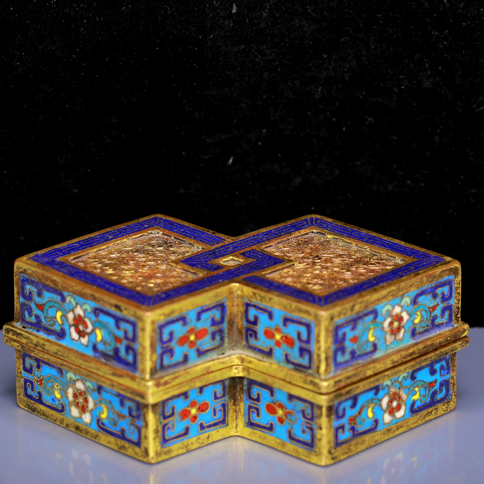 An Exquisite Cloisonne Flower Pattern Box: An Exquisite Cloisonne Flower Pattern Box,Qing Dynasty, China,Qianlong Six-character Mark,Size:5.5inx3.5inx2in,Weight:670g 