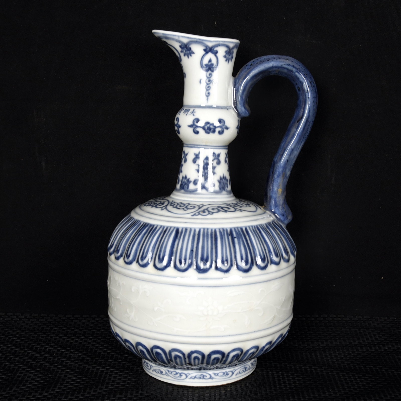 An Exquisite Blue and White Lotus Pattern Pot (1 of 9)