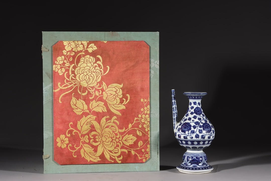 An Exquisite Blue and White Lotus Pattern Pot (1 of 8)