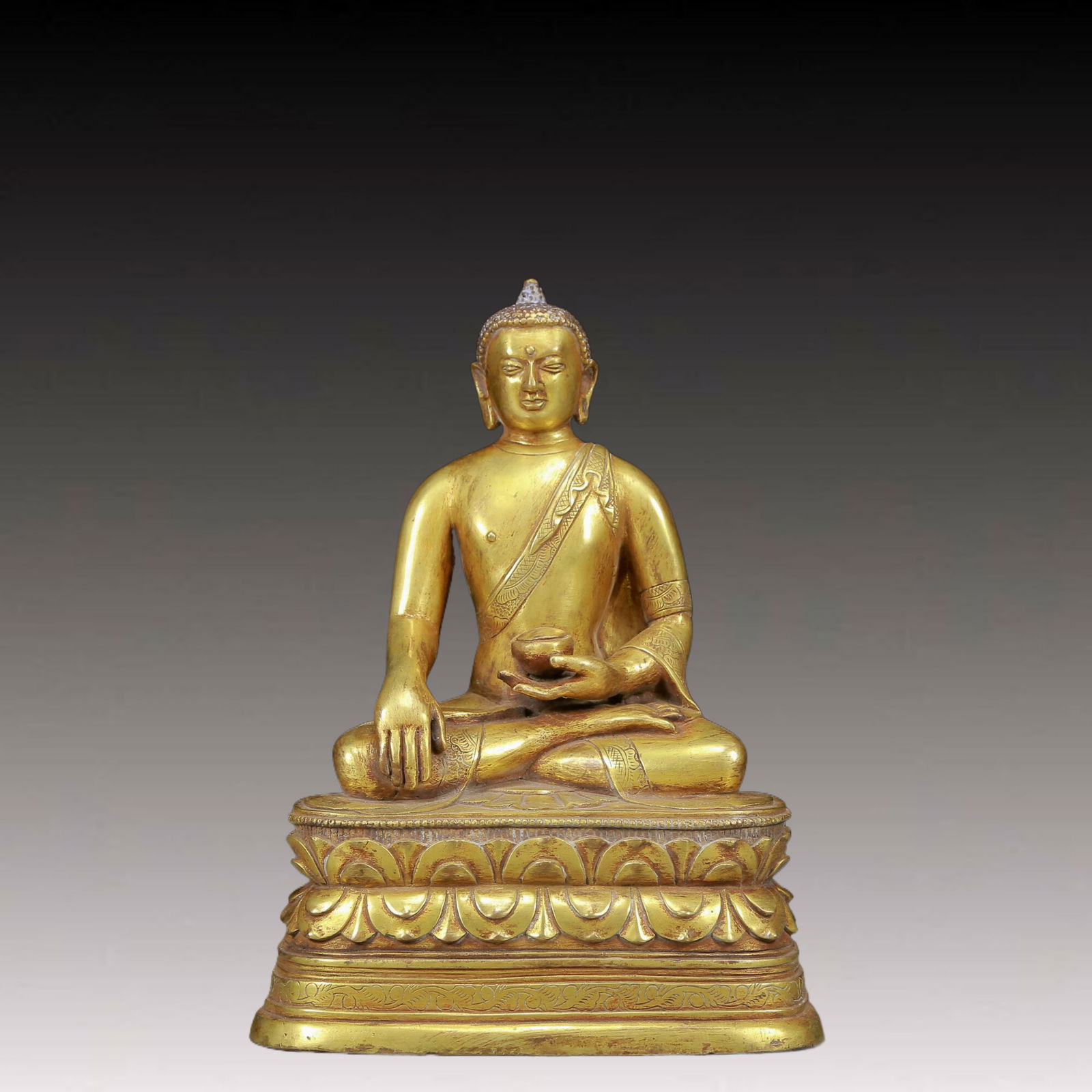 A Solemn Gilt Bronze Statue of Sakyamuni: A Solemn Gilt Bronze Statue of Sakyamuni,Ming Dynasty, China,Size:7.7inx5.1inx10.6in,Weight:4855g 铜鎏金释迦摩尼像，明代