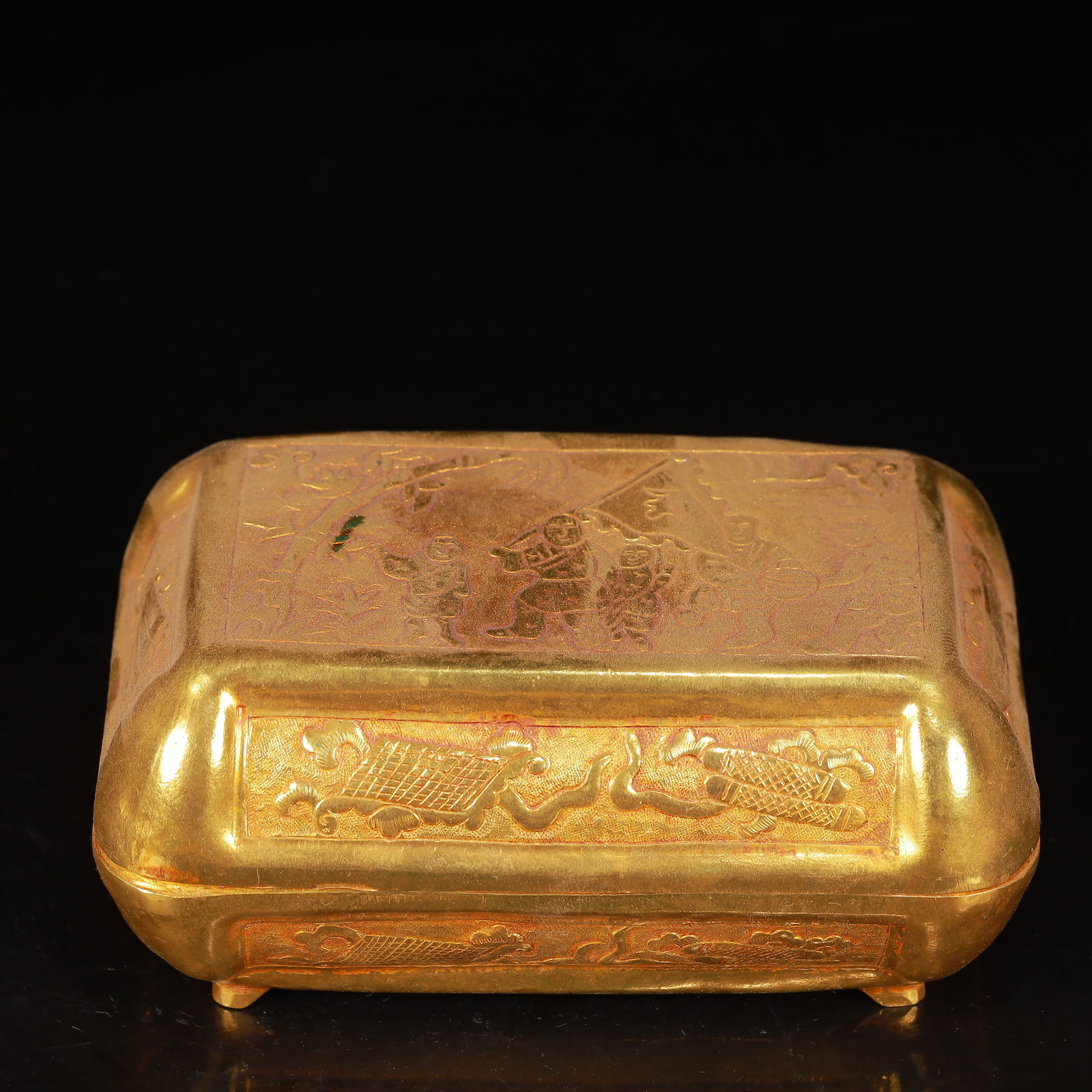 An Exquisite Gilt Bronze Figure Pattern Cover Box (1 of 9)