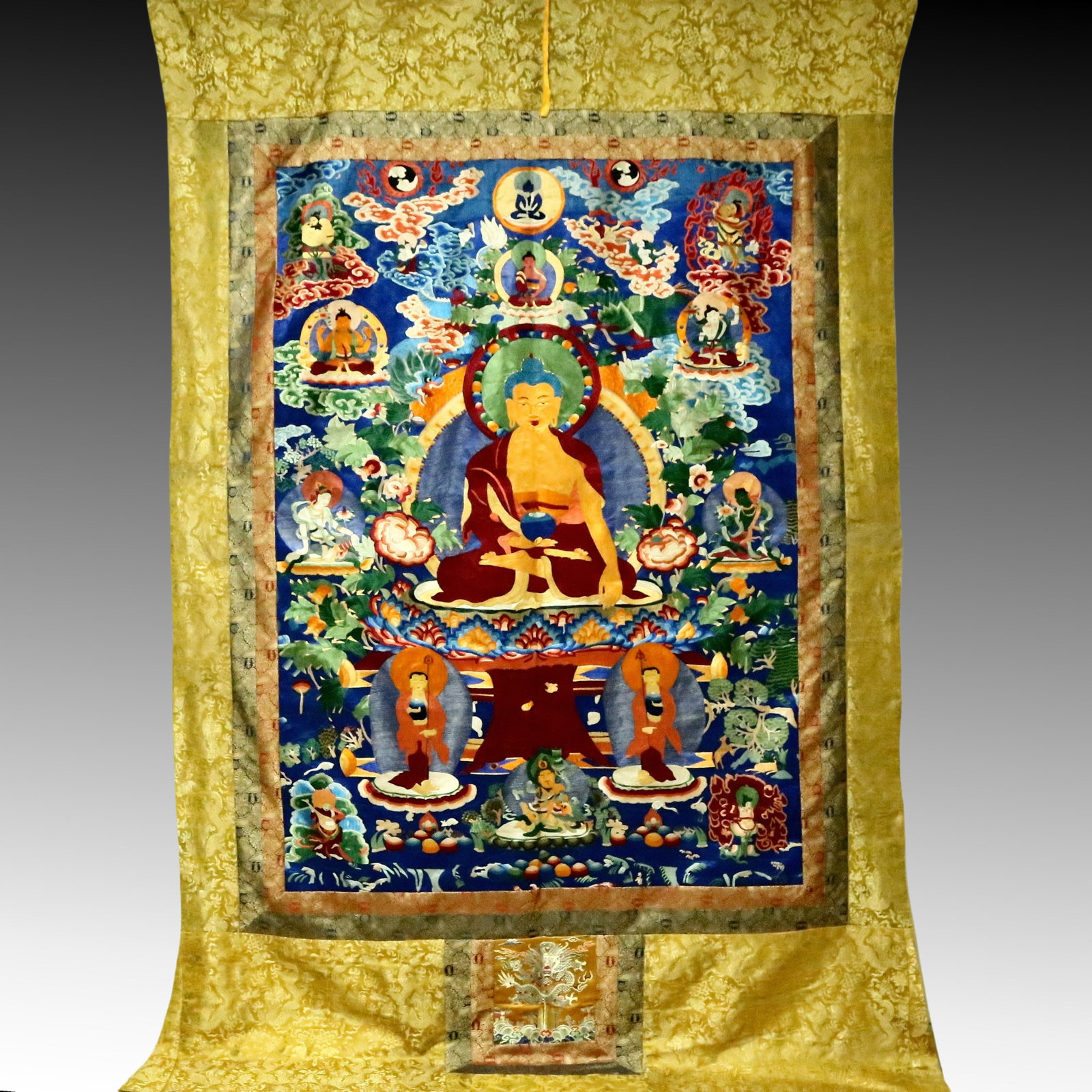 An Exquisite Embroidery Sakyamuni Tangka: An Exquisite Embroidery Sakyamuni Tangka,Qing Dynasty, China,Size：82.7inx117.7in 刺绣释迦摩尼像唐卡,中国清代