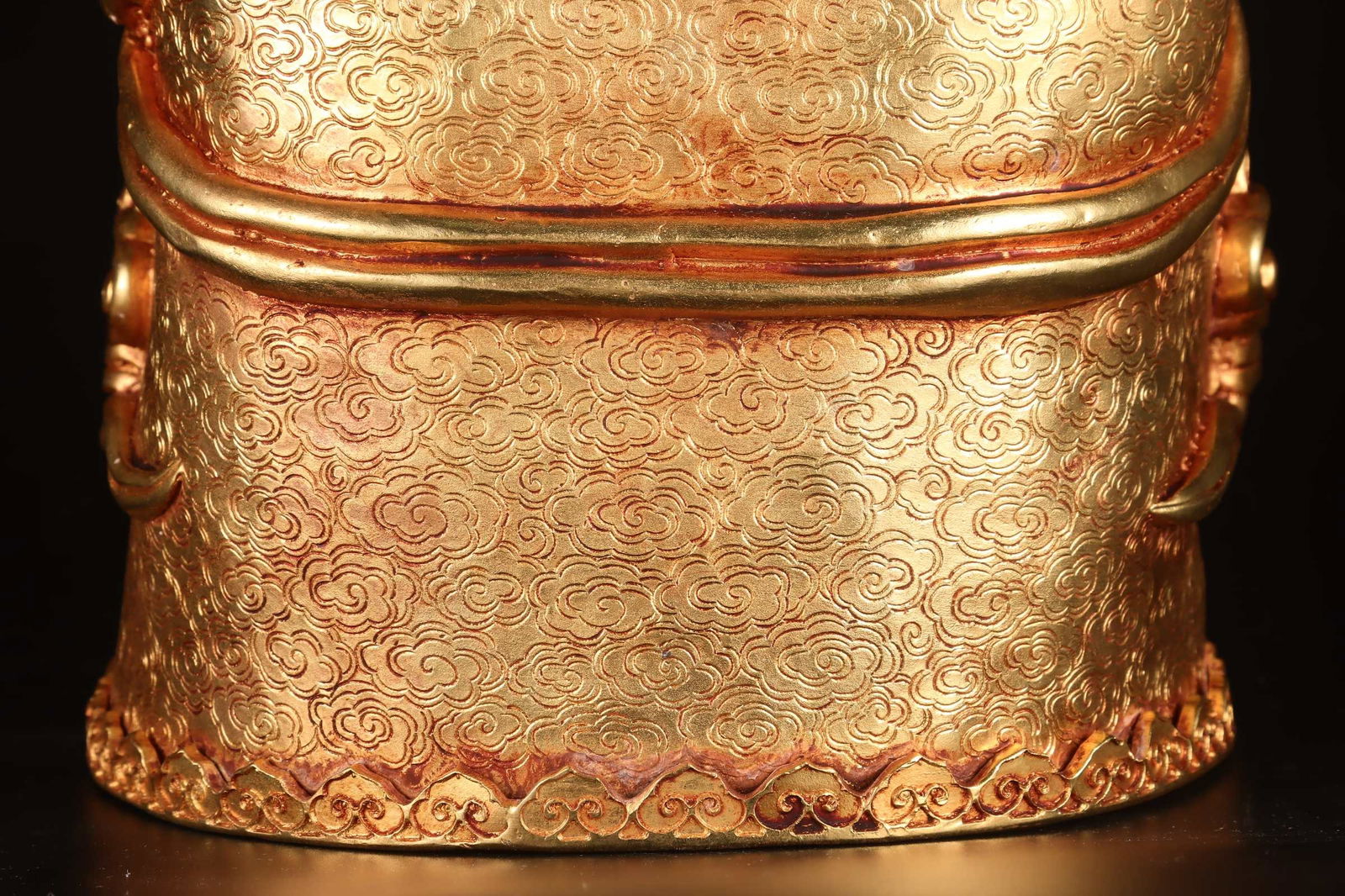 An Exquisite Gilt Bronze Auspicious Cloud and Dragon Pattern Hat - 4