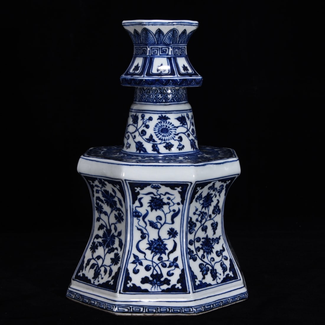 An Exquisite Blue and White Flower Pattern Candlestick - 3