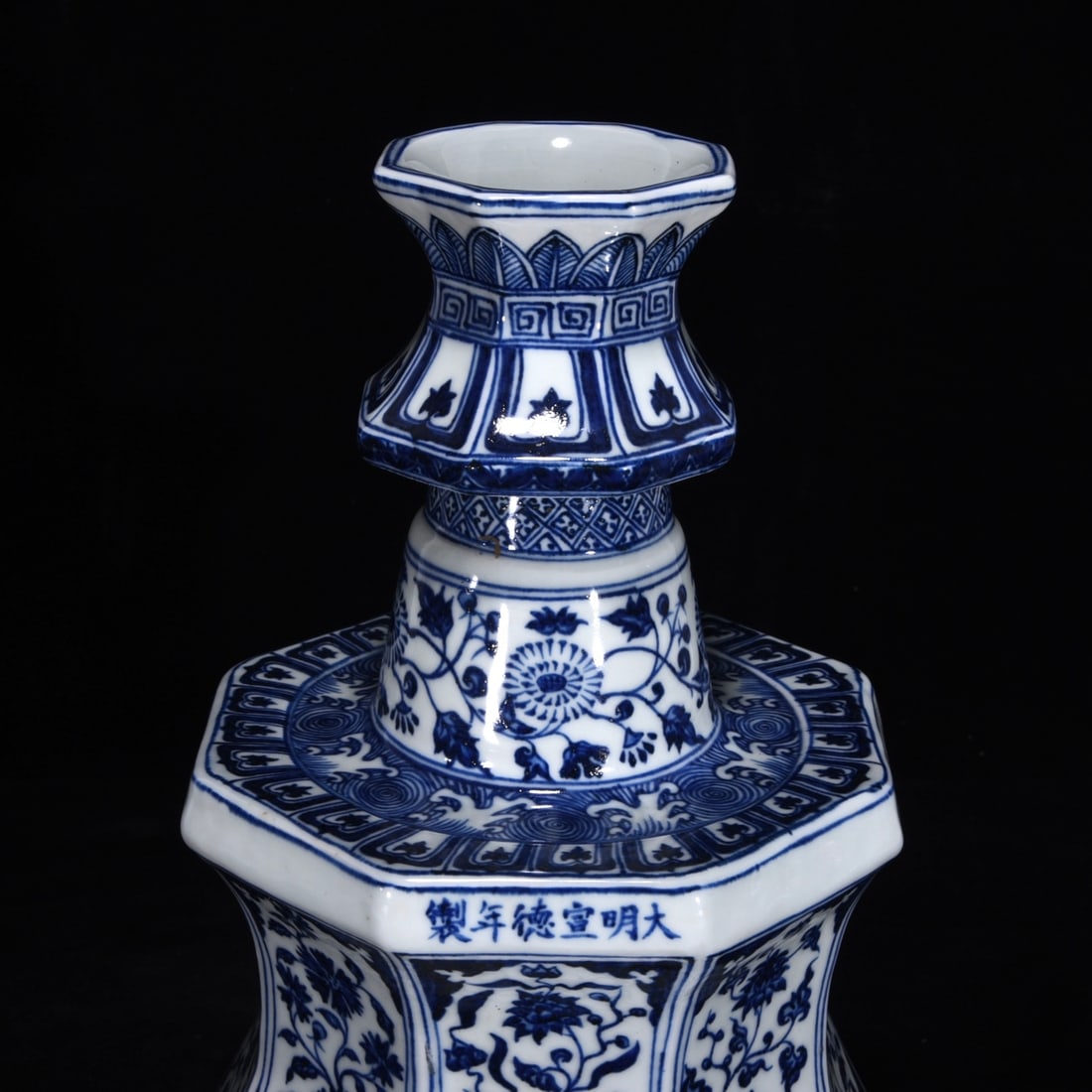 An Exquisite Blue and White Flower Pattern Candlestick - 4