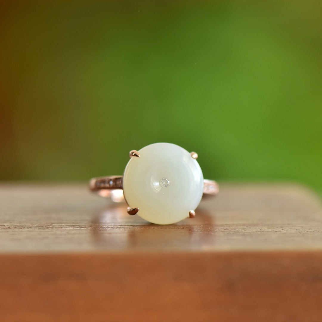 An Exquisite Sterling Silver-Gold Plated Inlaid White Jade Ring: An Exquisite Sterling Silver-Gold Plated Inlaid White Jade Ring,Size:13mmx13mm 纯银镀金镶白玉戒指