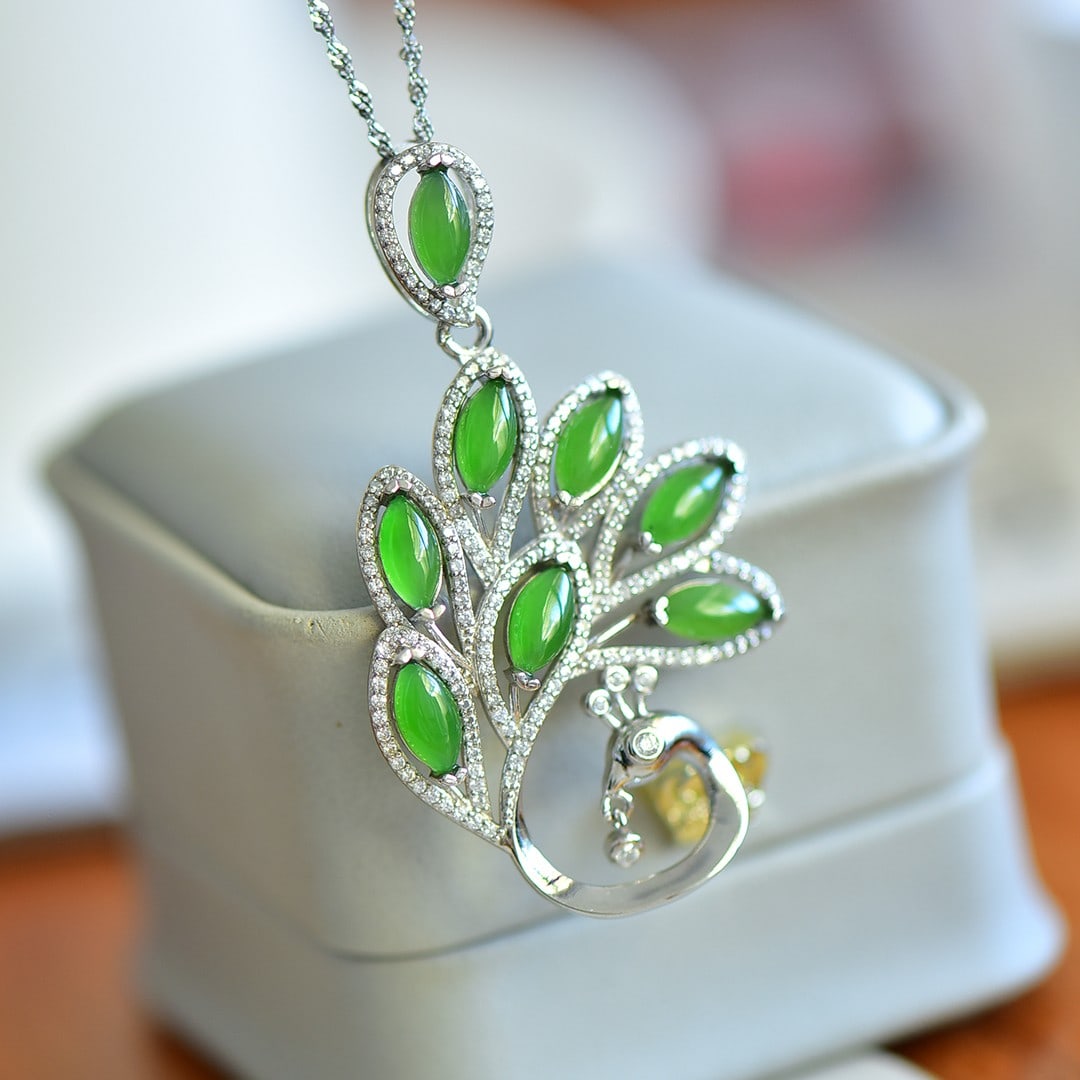 An Exquisite Sterling Silver Inlaid Jasper Pendant,Inlaid Diamonds: An Exquisite Sterling Silver Inlaid Jasper Pendant,Inlaid Diamonds,Size:4mmx8mm 纯银镶碧玉吊坠,嵌钻石