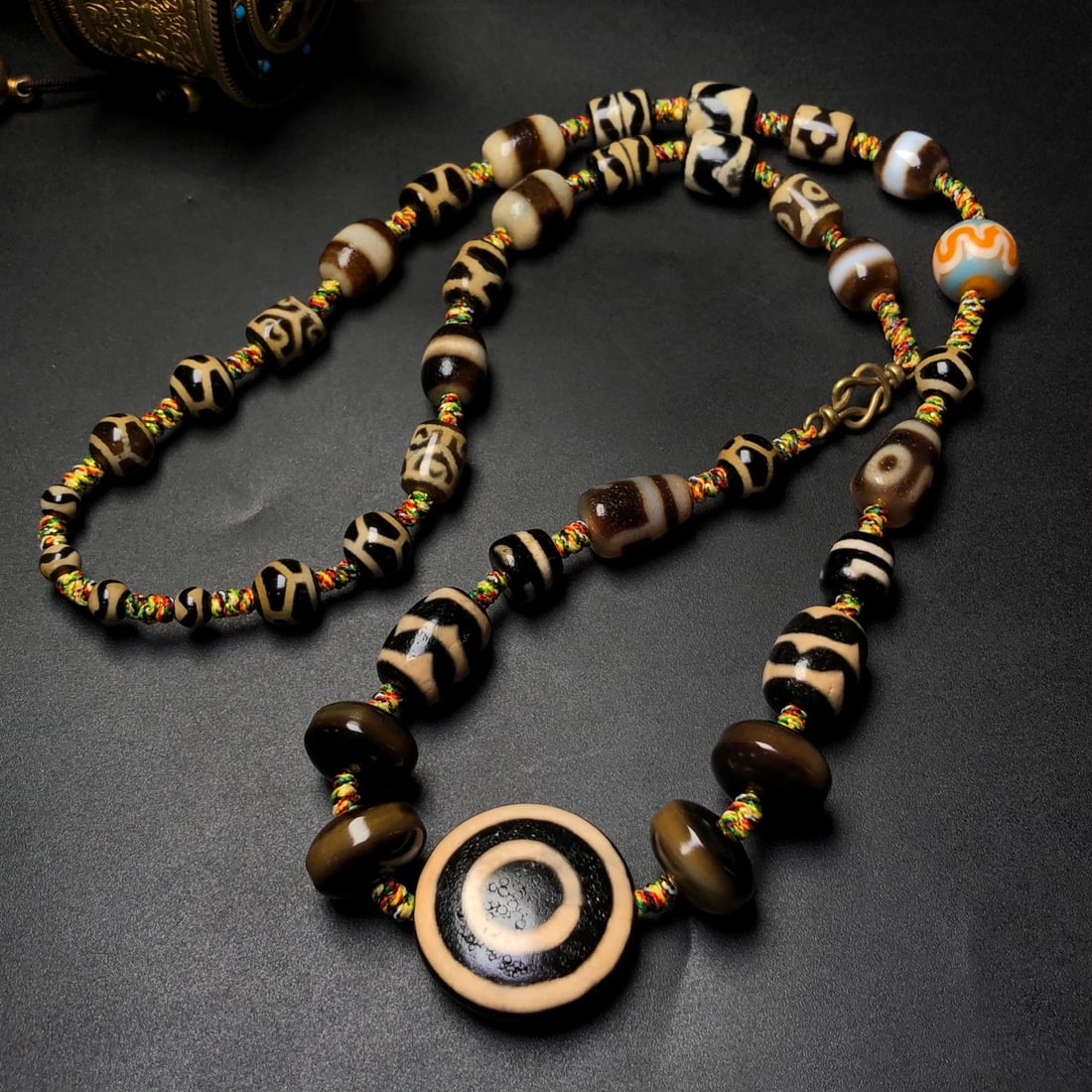 An Exquisite Dzi Bead Necklace: An Exquisite Dzi Bead Necklace,Size:30mmx10mm,16mmx10mm 天珠项链