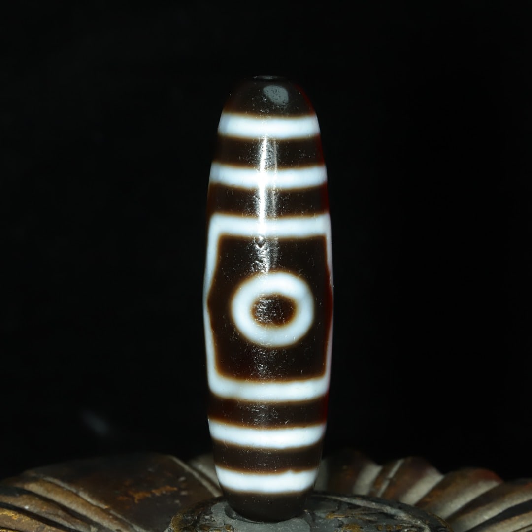 An Exquisite Three Eyes Dzi Bead Pendant: An Exquisite Three Eyes Dzi Bead Pendant，Size：48mmx13mm，Weight：14g 三眼天珠挂件