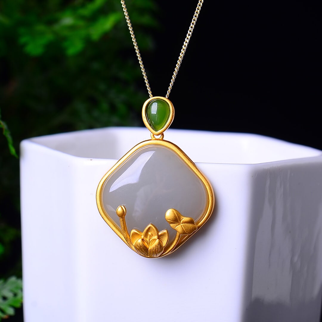 An Exquisite Sterling Silver-Gold Plated Inlaid White Jade Pendant: An Exquisite Sterling Silver-Gold Plated Inlaid White Jade Pendant,Size:20mmx20mm 纯银镀金镶白玉吊坠