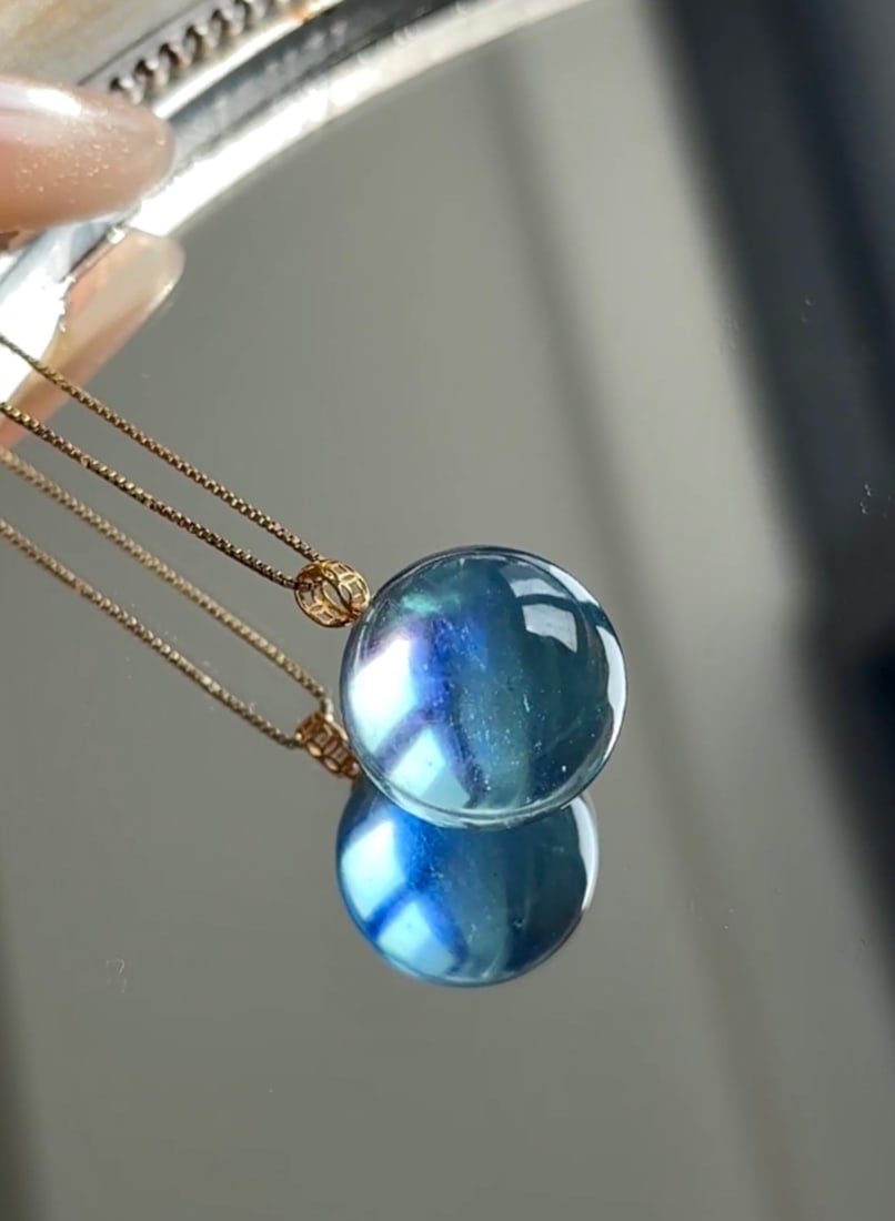 An Exquisite Sterling Silver-Gold Plated Inlaid Aquamarine Pendant: An Exquisite Sterling Silver-Gold Plated Inlaid Aquamarine Pendant,Size:15.8mm,Weight:5.6g 纯银镀金镶海蓝宝吊坠