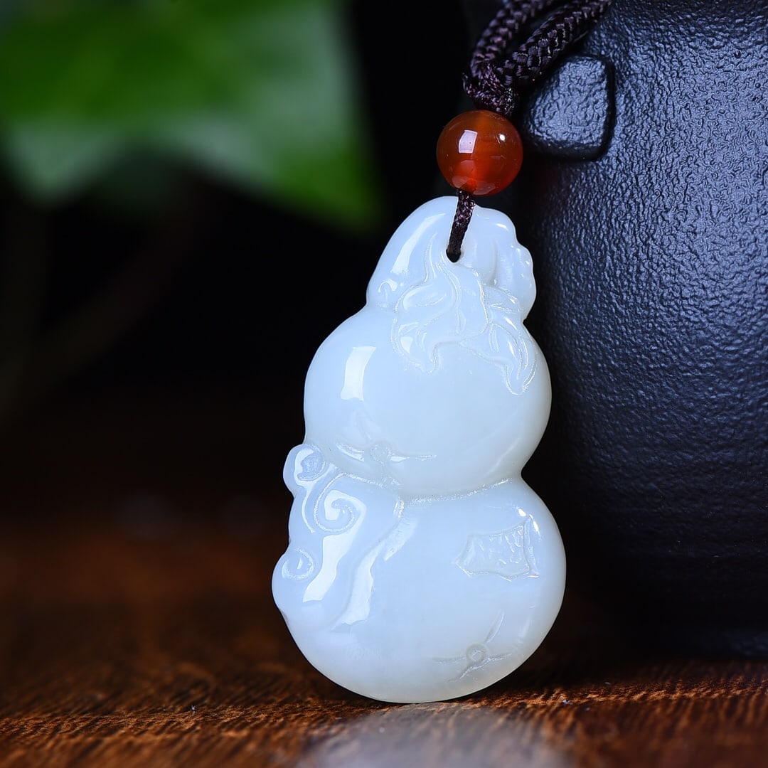 An Exquisite White Jade Persimmon Pendant: An Exquisite White Jade Persimmon Pendant,Size:36mmx21mm (寓意)吉祥如意 事事顺心 万事如意 