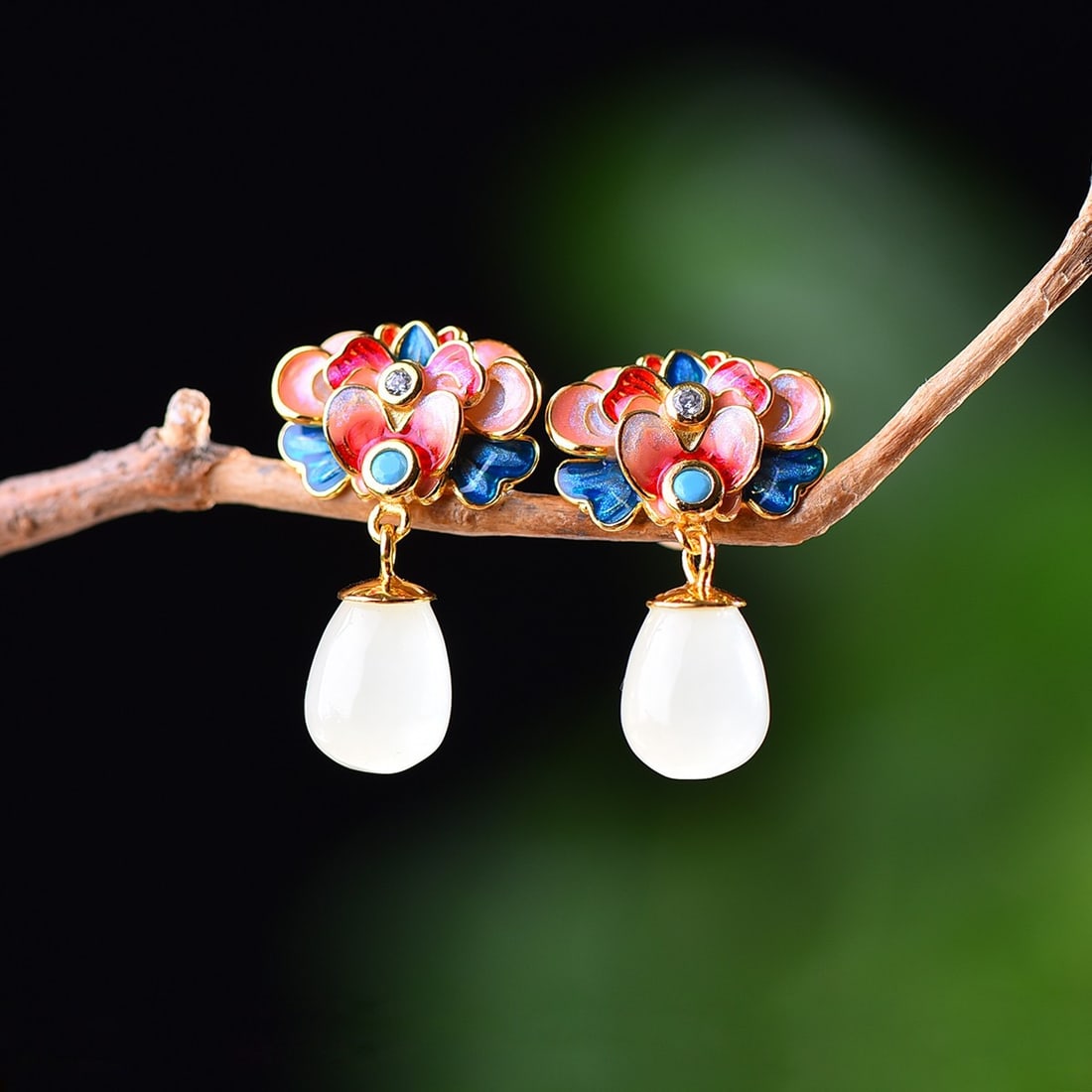 A Pair of Exquisite Sterling Silver-Gold Plated Inlaid White Jade Earrings: A Pair of Exquisite Sterling Silver-Gold Plated Inlaid White Jade Earrings,Size:7mmx10mm 一对纯银镀金镶白玉耳环