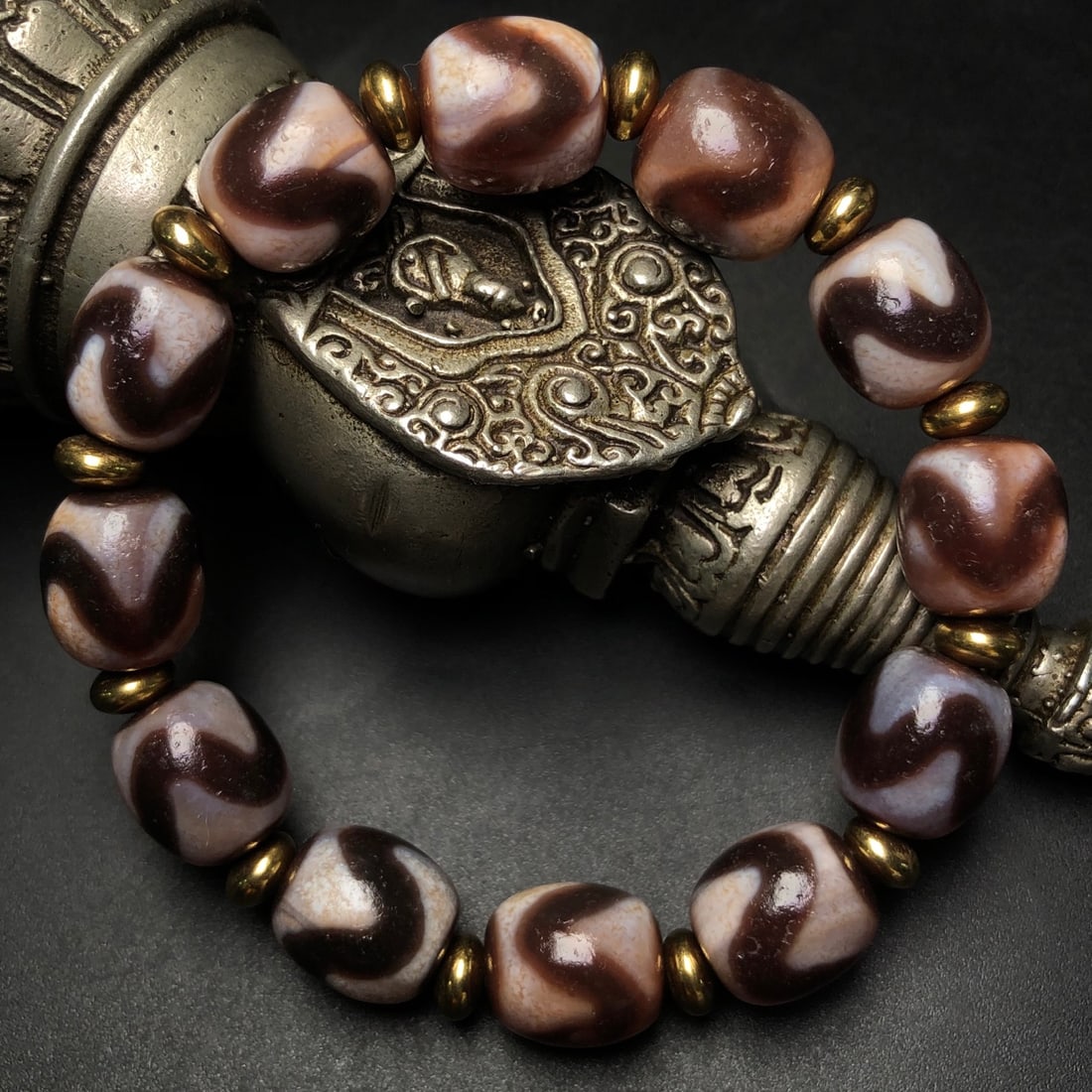 An Exquisite Dzi Bead Bracelets - 3