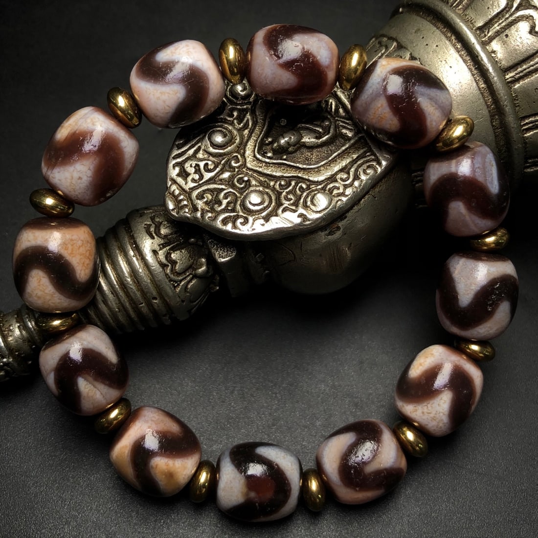 An Exquisite Dzi Bead Bracelets - 5