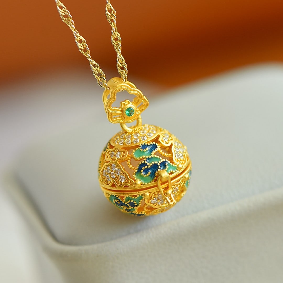 An Exquisite Sterling Silver-Gold Plated Inlaid White Jade Enamel Pendant: An Exquisite Sterling Silver-Gold Plated Inlaid White Jade Enamel Pendant,Size:10mmx10mm 纯银镀金镶白玉珐琅吊坠