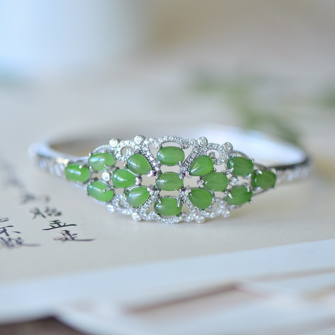 An Exquisite Sterling Silver Inlaid Jasper Bracelets,Inlaid Diamond: An Exquisite Sterling Silver Inlaid Jasper Bracelets,Inlaid Diamond,Size:4mmx6mm 纯银镶碧玉手镯,嵌钻石