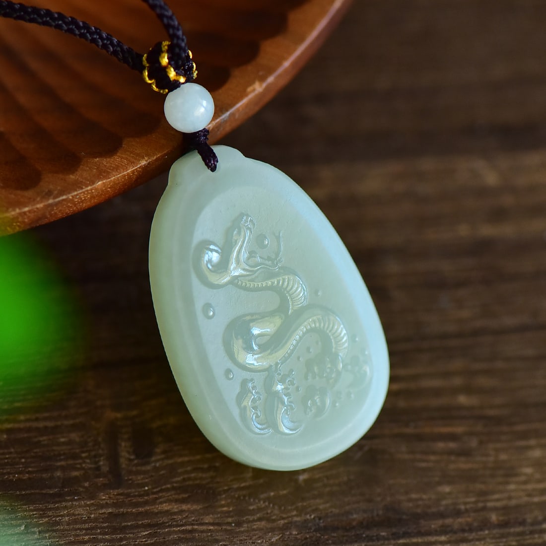An Exquisite White Jade Snake Pattern Pendant - 2