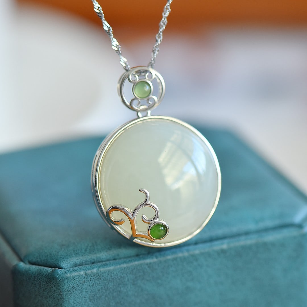 An Exquisite Sterling Silver-Gold Plated Inlaid White Jade Pendant: An Exquisite Sterling Silver-Gold Plated Inlaid White Jade Pendant,Size:25mmx25mm 纯银镀金镶白玉吊坠