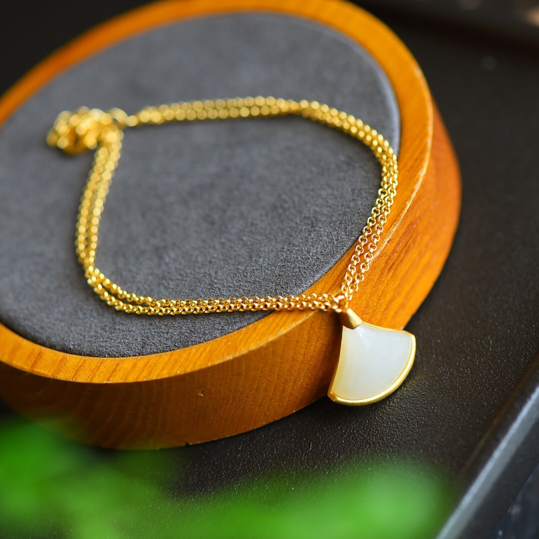 An Exquisite Sterling Silver-Gold Plated Inlaid White Jade Bracelet: An Exquisite Sterling Silver-Gold Plated Inlaid White Jade Bracelet,Size:18mmx20mm 纯银镀金镶白玉手链