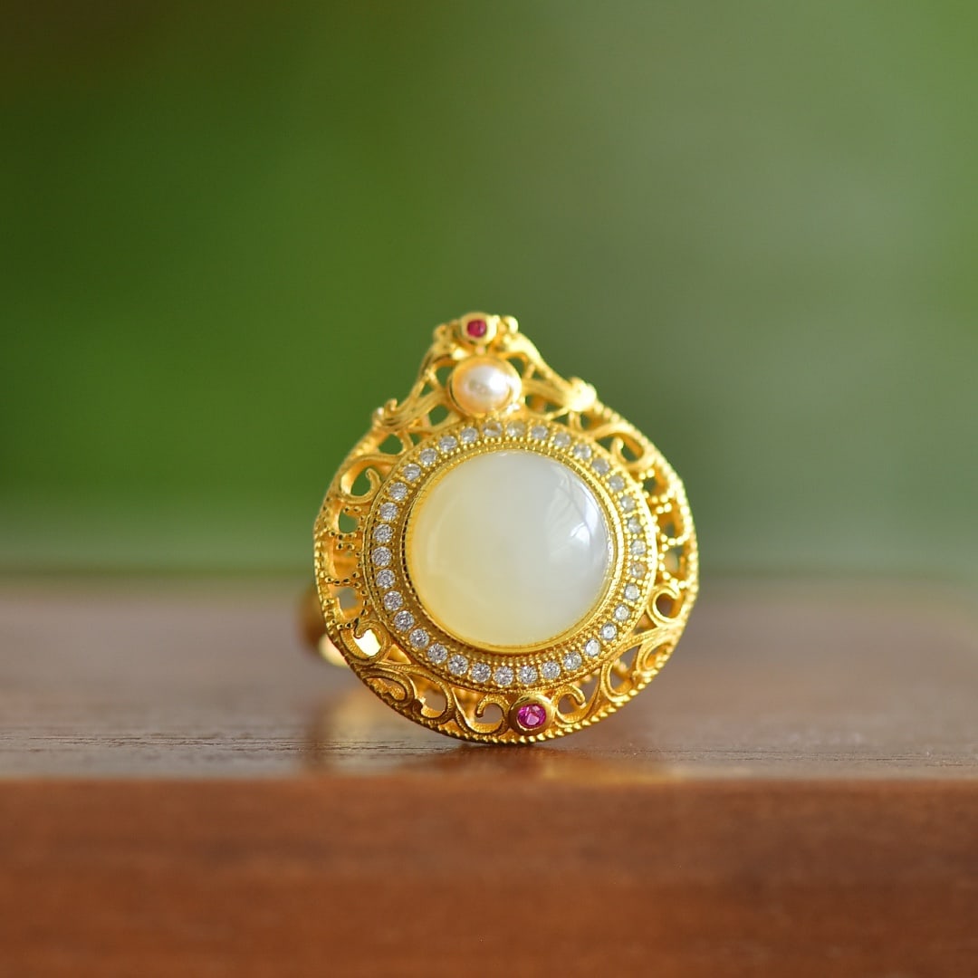 An Exquisite Sterling Silver-Gold Plated Inlaid White Jade Ring, Inlaid Pearl: An Exquisite Sterling Silver-Gold Plated Inlaid White Jade Ring, Inlaid Pearl,Size:10mmx10mm 纯银镀金镶白玉戒指，嵌珍珠