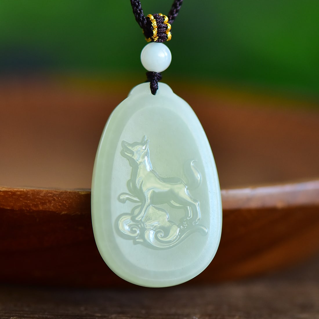 An Exquisite White Jade Dog Pattern Pendant: An Exquisite White Jade Dog Pattern Pendant,Size:41mmx26mm 寓意:生肖狗佩戴,佩戴可使一生顺利,逢凶&#